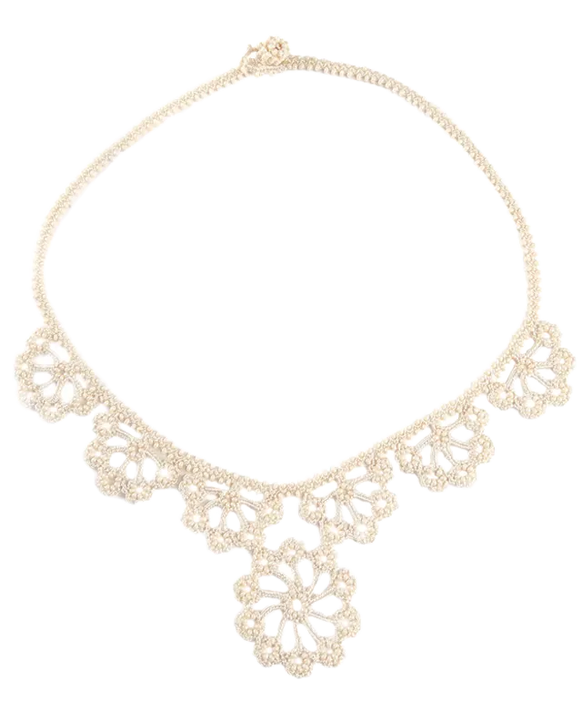 Close-up on the design of the Ivory-coloured Hawa lace necklace by Karawan