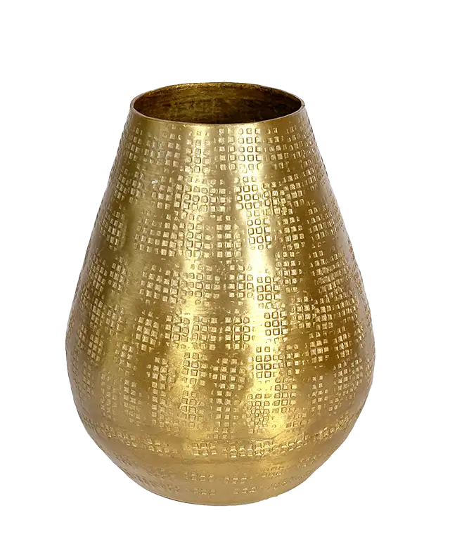 Vase en aluminium recyclé avec une finition dorée, contient des fleurs séchées, ombre projetée sur le mur