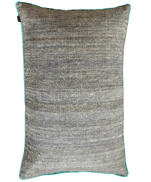 3 grands coussins rectangulaires en ortie et en soie, au passepoil coloré, posés les uns sur les autres