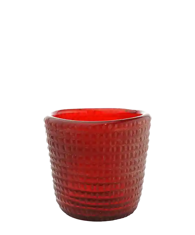 Photophore en verre soufflé coloris Rubis à la texture quadrillée, posé sur une table en bois d'intérieur