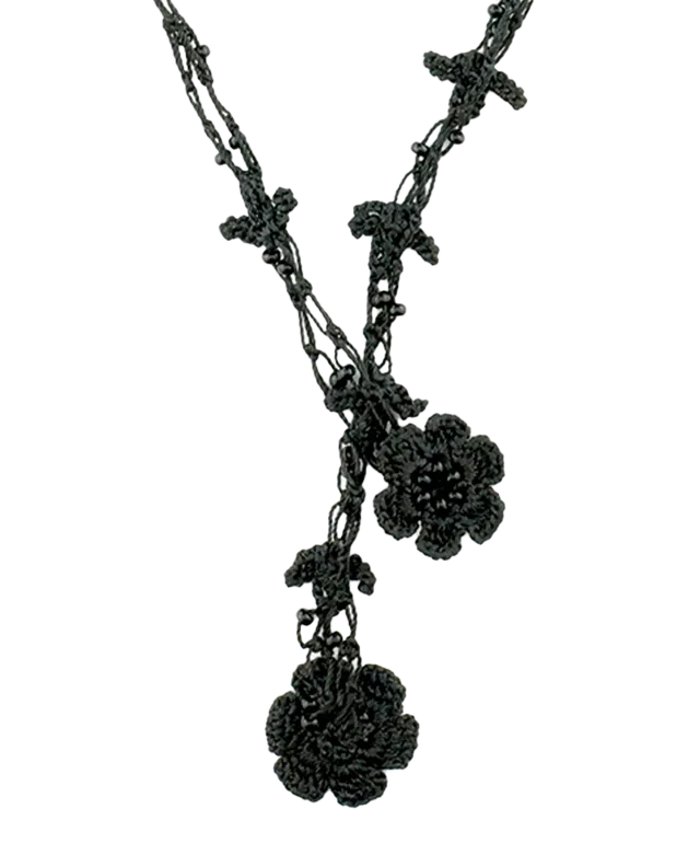 Deux chaînettes en dentelle noir carbone, décorés de motifs floraux avec des perles