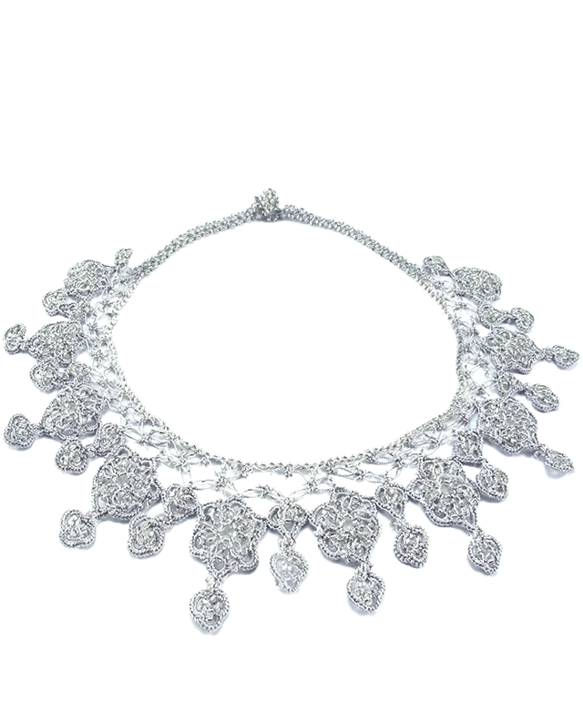 Collier en dentelle Sonya, coloris Gris nuage, porté autour du cou, fond mural et porte en bois