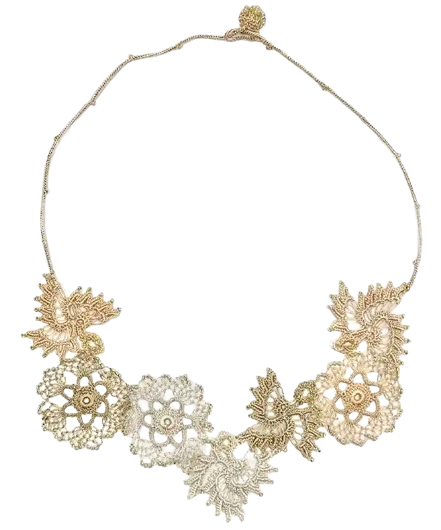 Collier 'Pollen' en textile de la marque Karawan authentic, prose prise de haut