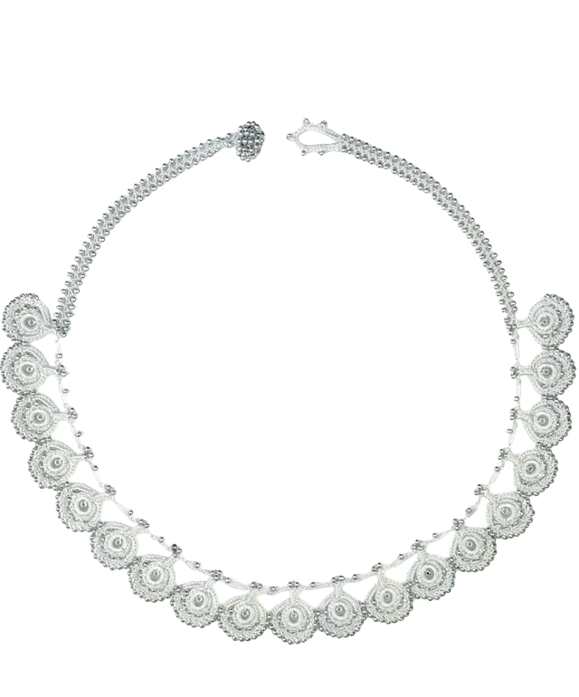 Zoom sur le collier en dentelle Eda gris argent fait main, de la marque Karawan