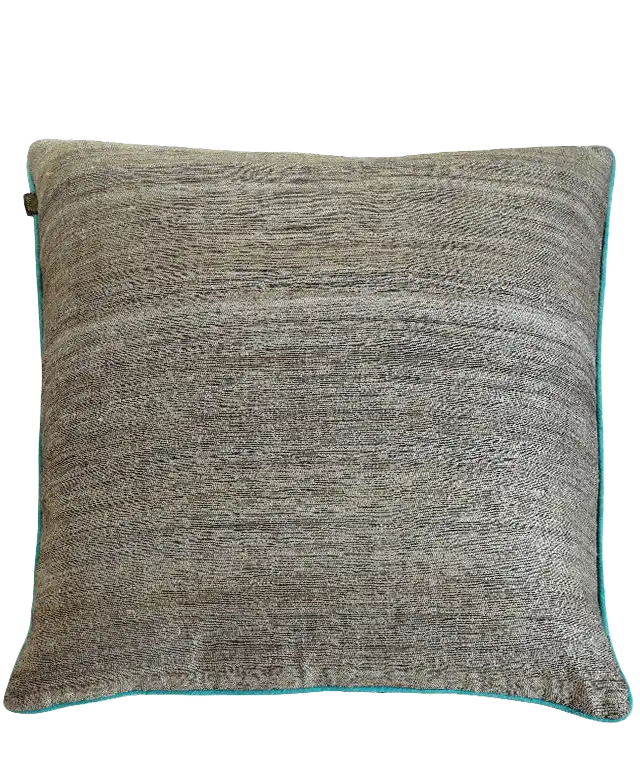 3 grands coussins rectangulaires en ortie et en soie, au passepoil coloré, posés les uns sur les autres