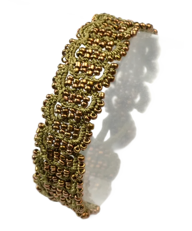 Jeune femme portant un bracelet en fil et perles, crocheté à la main, modèle Bark