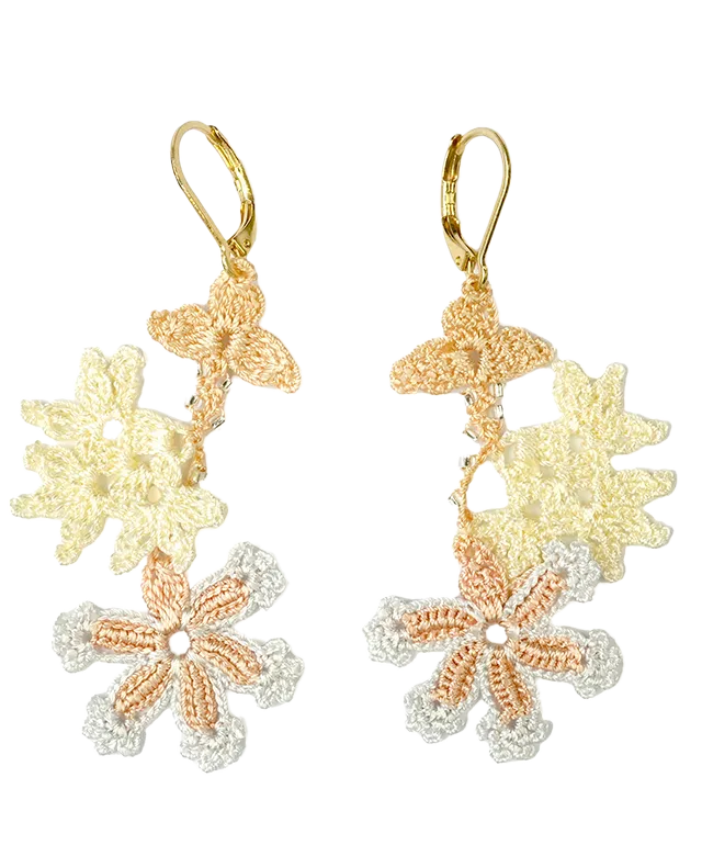 Boucles d'oreilles et collier en dentelle de fil et de perles, modèle Bloom, coloris nacre