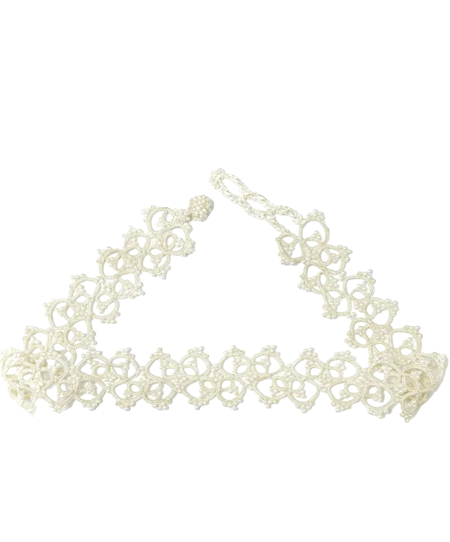 Jeune femme portant un collier ras de cou Choker, en dentelle, fait main