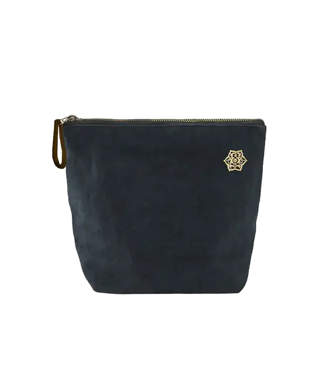 Trousse de toilette en toile de coton Shade coloris indigo, sur le rebord d'une baignoire de salle de bain