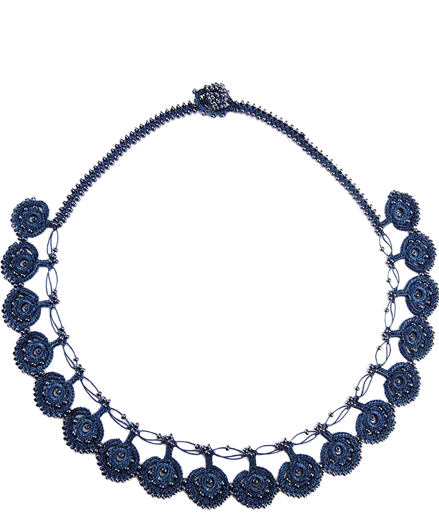 Collier en dentelle Oya bleu nuit, de la gamme Eda, porté autour du cou