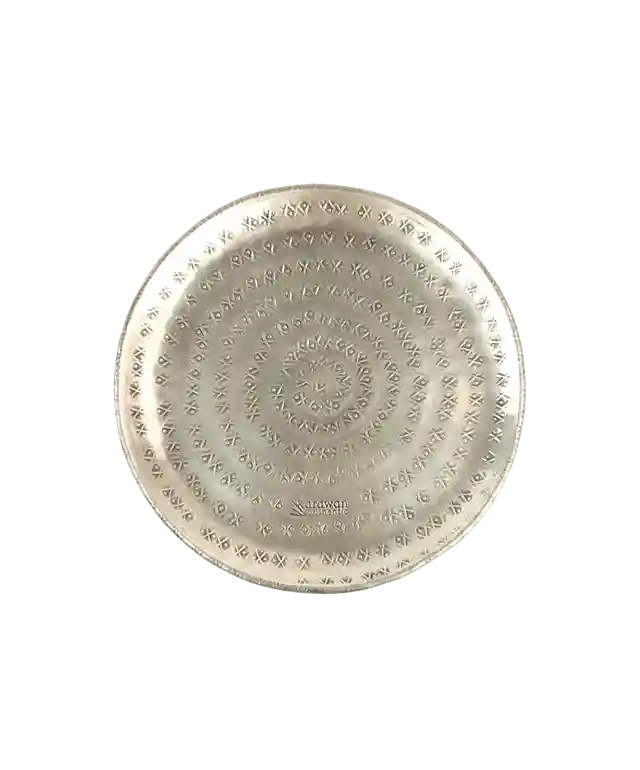 Savon ayurvédique 100g à la composition naturelle au centre d'une coupelle à la couleur argentée, posée sur une fouta de bain