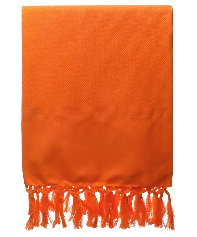 Fouta orange, coloris curcuma, portée par une femme autour de taille