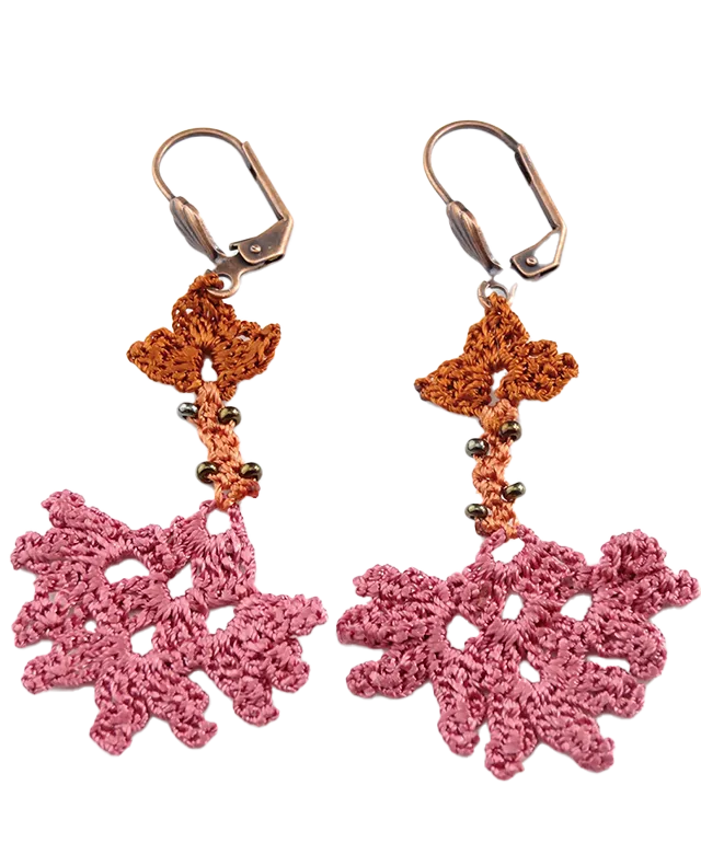 Boucles d'oreilles en dentelle Kapadokya modèle double Autumn portées par une femme