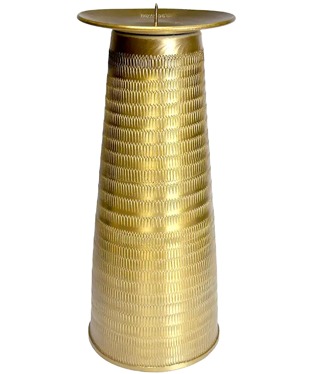 Un bougeoir doré en alu et texturé, portant une bougie allumée, une œuvre d'art colorée en arrière-plan