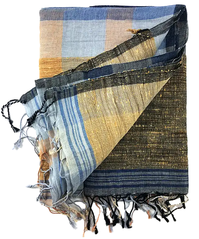 Stole in linen, organic cotton and jute from the Chess collection, worn with a black coat