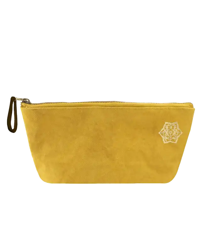 Trousse de toilette Shade en coton, savon posé sur un support en verre et huile végétale de nigelle