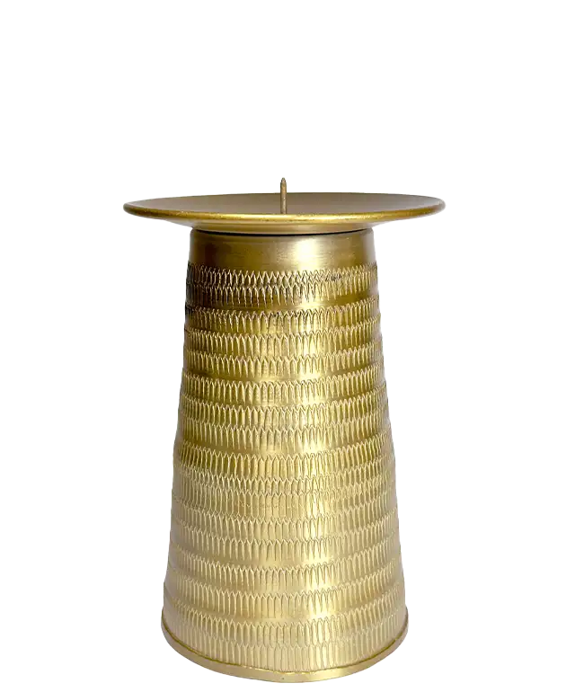 Un bougeoir doré en alu et texturé, portant une bougie allumée, une œuvre d'art colorée en arrière-plan