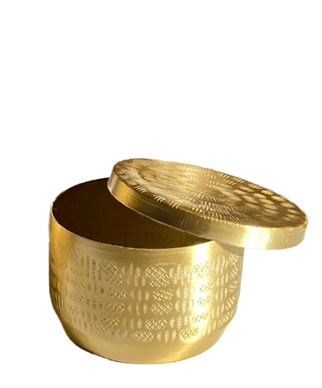 Boites en aluminium recyclé de diverses tailles empilées les unes sur les autres, plante décorative près du mur