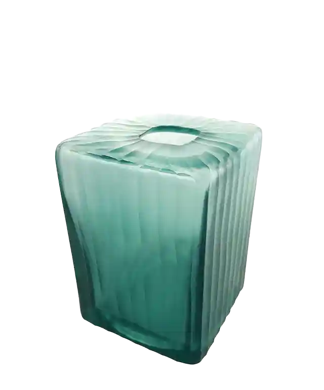 Vase Aqua Cube en verre transparent, contenant un bouquet de fleurs, les tiges immergées dans l'eau