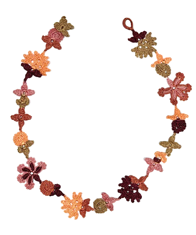 Collier tour de cou en dentelle, au motif floral, modèle Bloom de la marque Karawan authentic