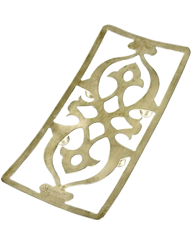 Support de salle de bain en laiton argenté Nairi, arabesques et design ajouré, une éponge de konjac sur le dessus