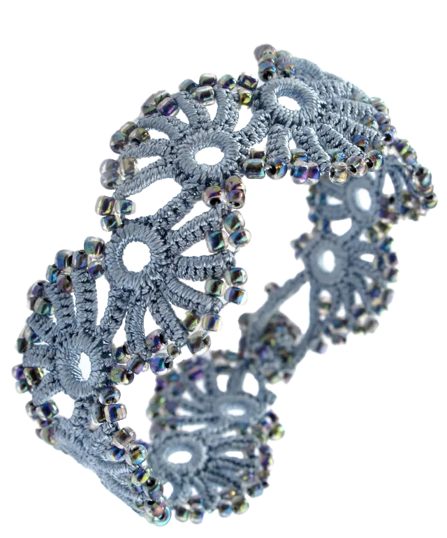 Bracelet en dentelle Yelin de couleur gris nuage sur fond blanc