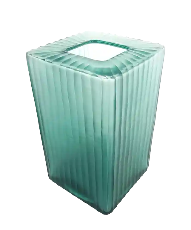 Vase Aqua Cube en verre transparent, des tiges immergées dans l'eau. De la marque Karawan