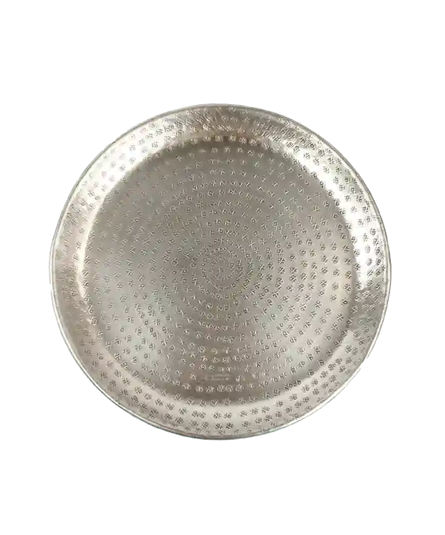 Plateaux en laiton argenté martelé et gravé, de tailles décroissantes, posés sur un tapis à motifs noirs et blancs