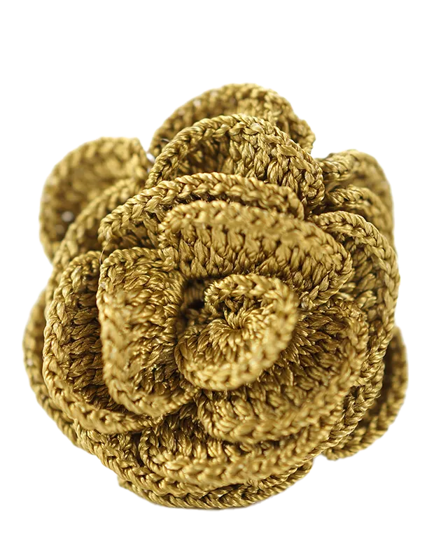 Femme en extérieur portant une bague en dentelle Belkis couleur anis