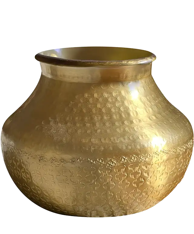 Vase déco en aluminium recyclé, contenant une composition de petites fleurs roses, espace lumineux