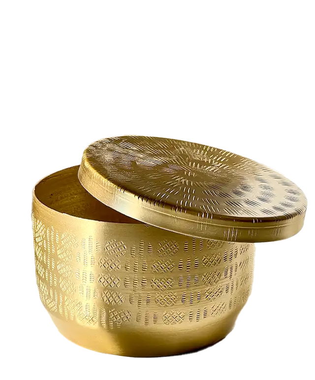 Boites en aluminium recyclé de diverses tailles empilées les unes sur les autres, plante décorative près du mur