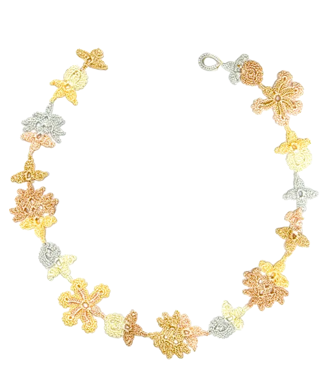 Collier tour de cou en dentelle, au motif floral, modèle Bloom de la marque Karawan authentic
