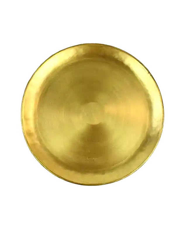 Petites coupelles en laiton en laiton lissé doré Moon, une de ces coupelles contient un savon ayurvédique