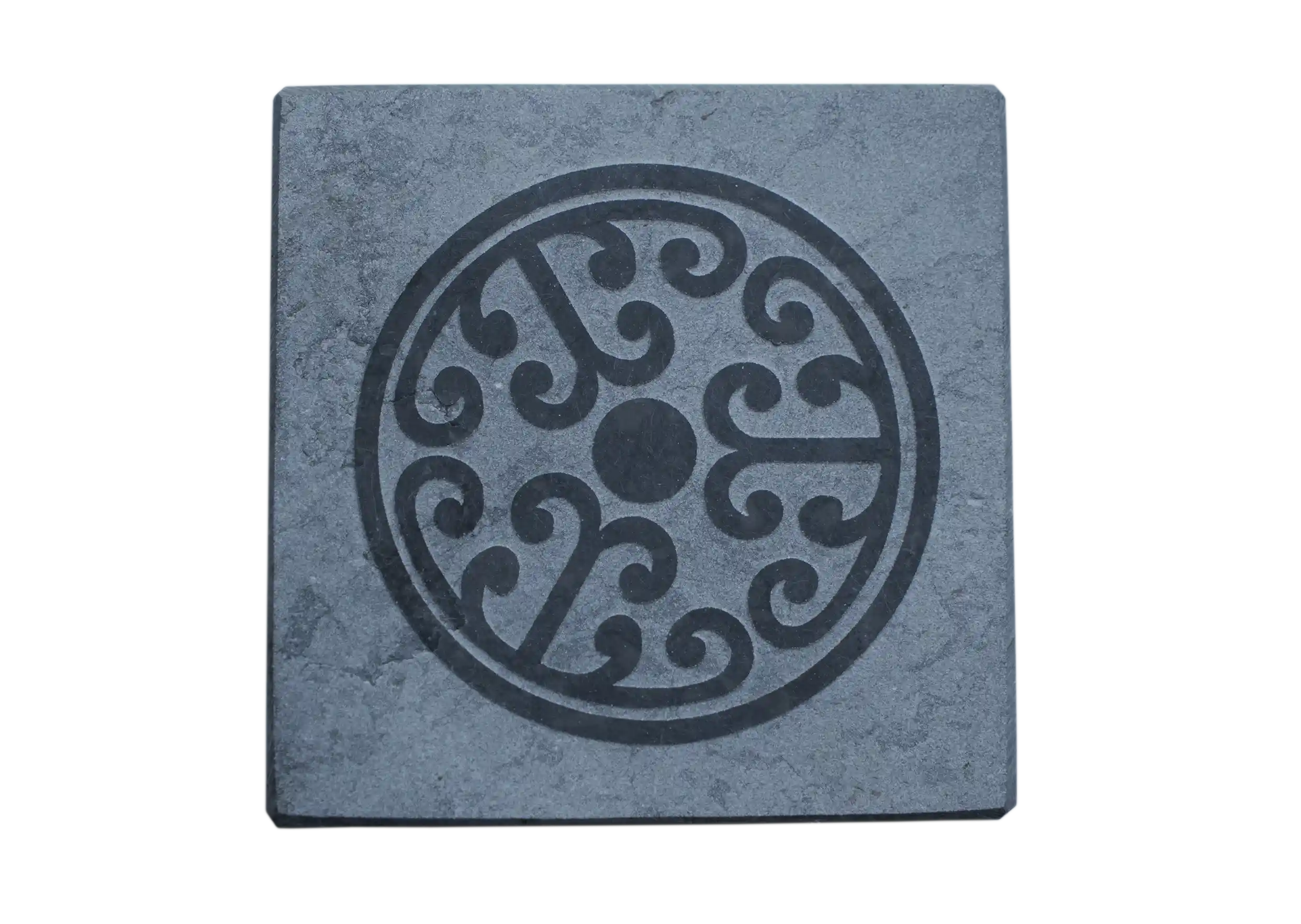 Savon ayurvédique de forme ronde posé en équilibre sur un porte savon noir en marbre, une fouta soutient l'ensemble