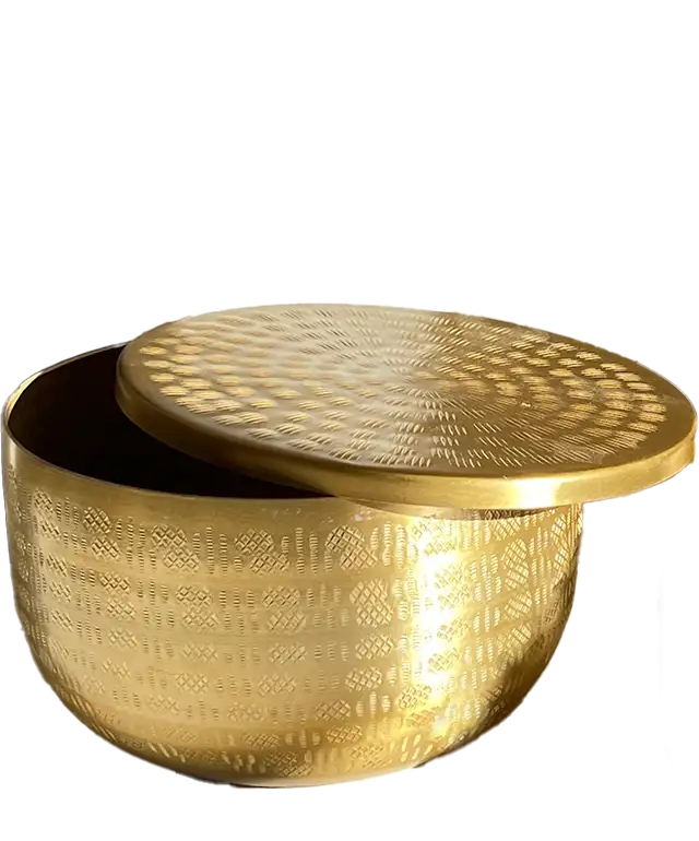 Boites en aluminium recyclé de diverses tailles empilées les unes sur les autres, plante décorative près du mur