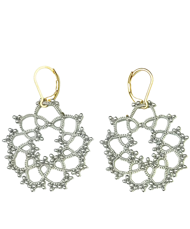 Boucles d'oreilles réalisées en fil et perles, au motif géométrique, modèle Flower