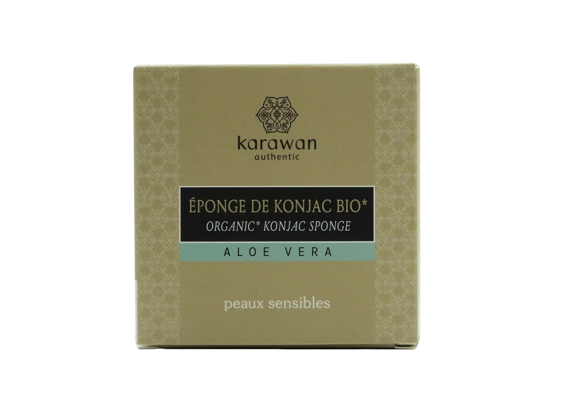 Éponge konjac bio à l'aloe vera, posée contre une boite en carton de la marque Karawan