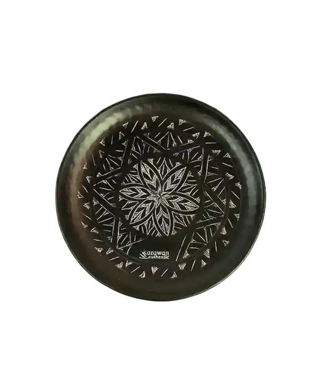 Coupelle en laiton noir Arabesk Karawan, dessus une bague et un collier de pierres fines ou semi-précieuses et un photophore