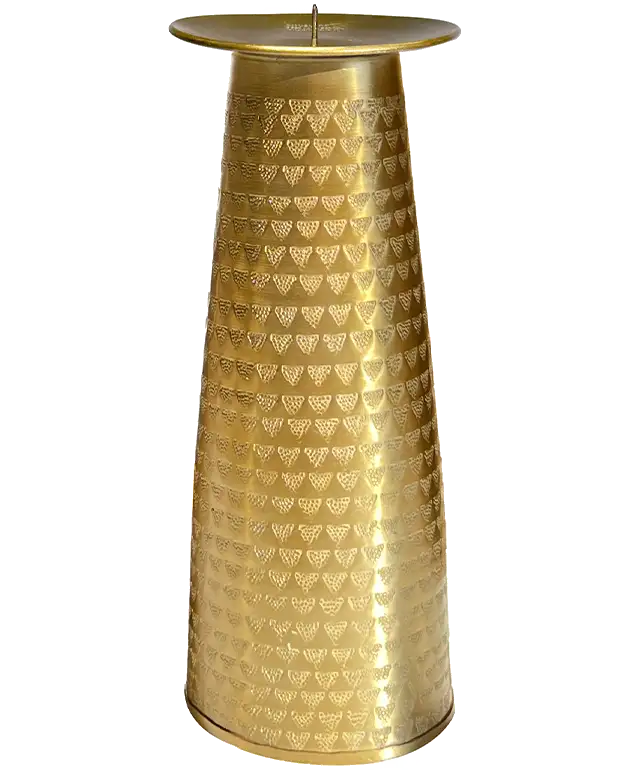 Deux bougeoirs en aluminium recyclé de tailles différentes, motifs triangles, finition dorée mate et martelée