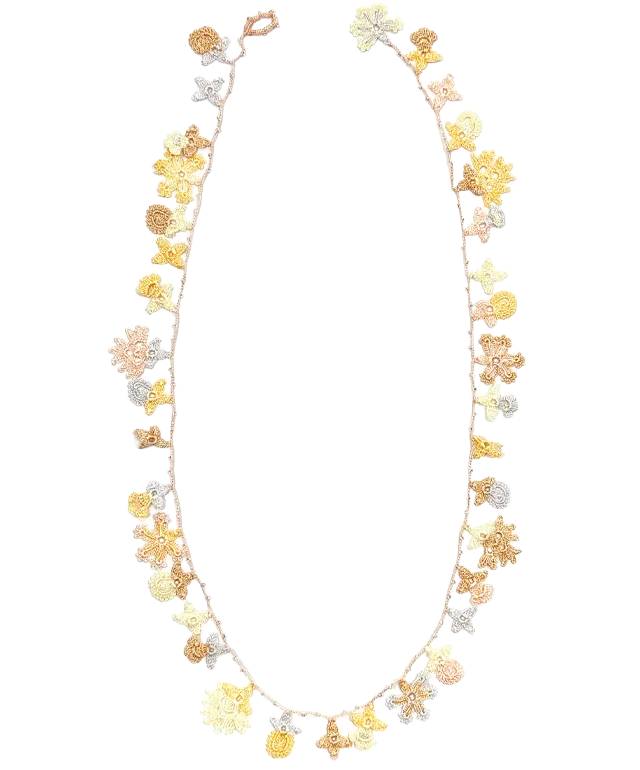 Sautoir en dentelle aux motifs végétaux de fleurs et de feuilles, Bloom coloris nacre