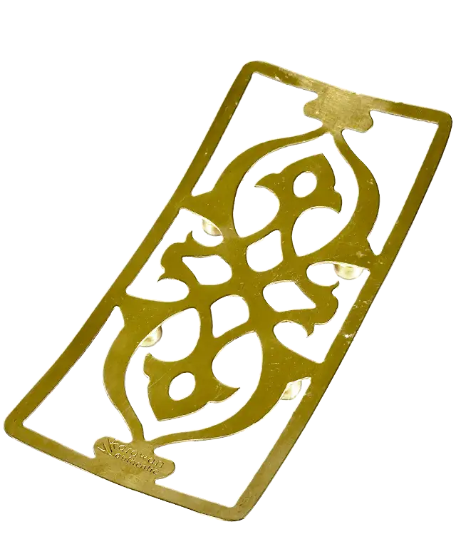 Support d'accessoires de bain en laiton accompagné d'une éponge de mer et de savon noir, modèle Osman de la marque Karawan