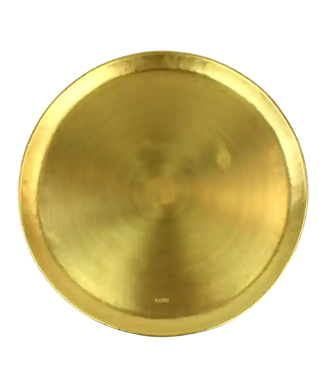 Petites coupelles en laiton en laiton lissé doré Moon, une de ces coupelles contient un savon ayurvédique