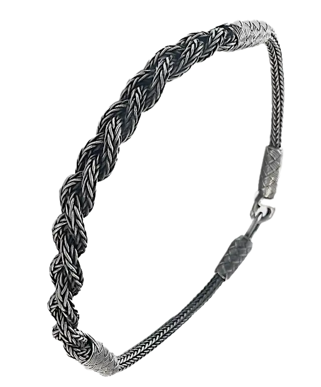 Bracelet en argent de la collection de bijoux Kokaz, chaine tresse, porté par un homme vêtu d'une chemise blanche indoor