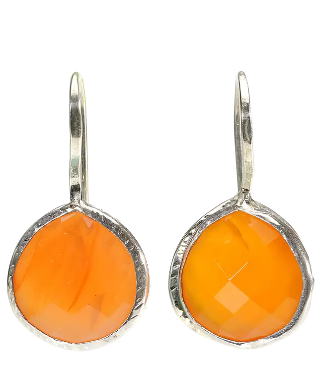 Femme de profil portant des boucles d’oreilles « Drop » argent & pierre cornaline, collection Yamuna