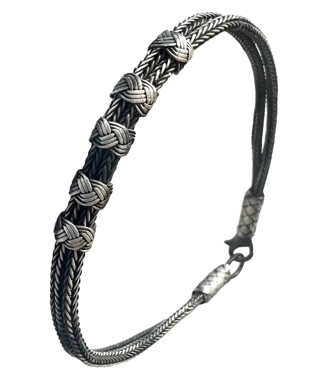 Zoom sur un noeud blanc composant le bracelet en argent de la collection de bijoux Kokaz