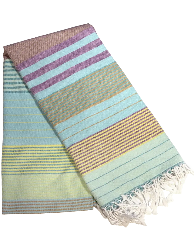 Fouta en coton bio Aqua tissée à plat en Inde, flottant près de la mer, au mouvement du vent