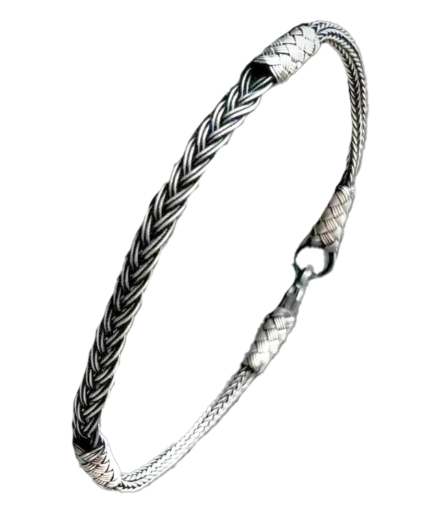 Zoom sue le bracelet modèle tresse fine de la marque Karawan