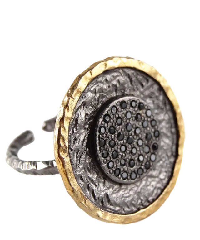 Femme portant une bague en laiton de la collection Nuit des Temps