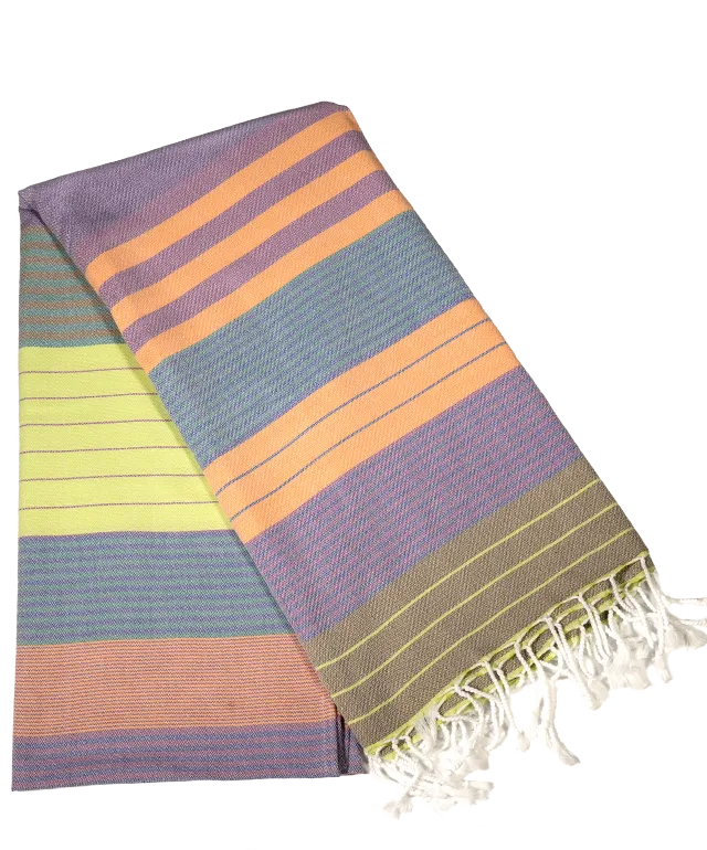 Fouta en coton bio Purple Sun portée par une femme aux abords d'une piscine