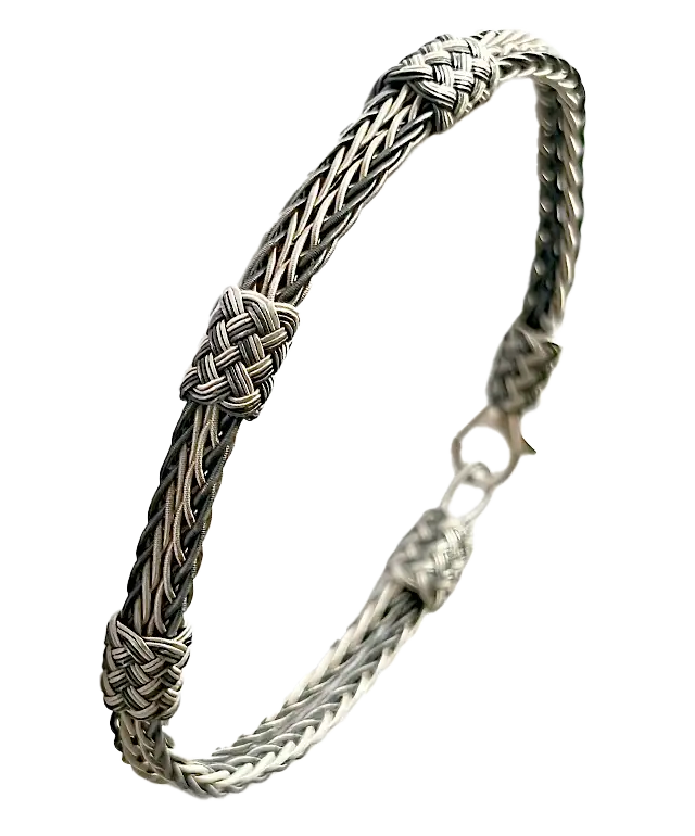 Bracelet en argent de la collection de bijoux Kokaz, double tresse fine et 3 noeuds, porté par un homme